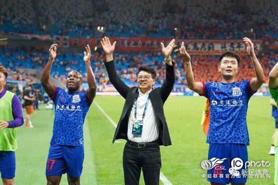 巧克力棒戳进甜甜圈视频